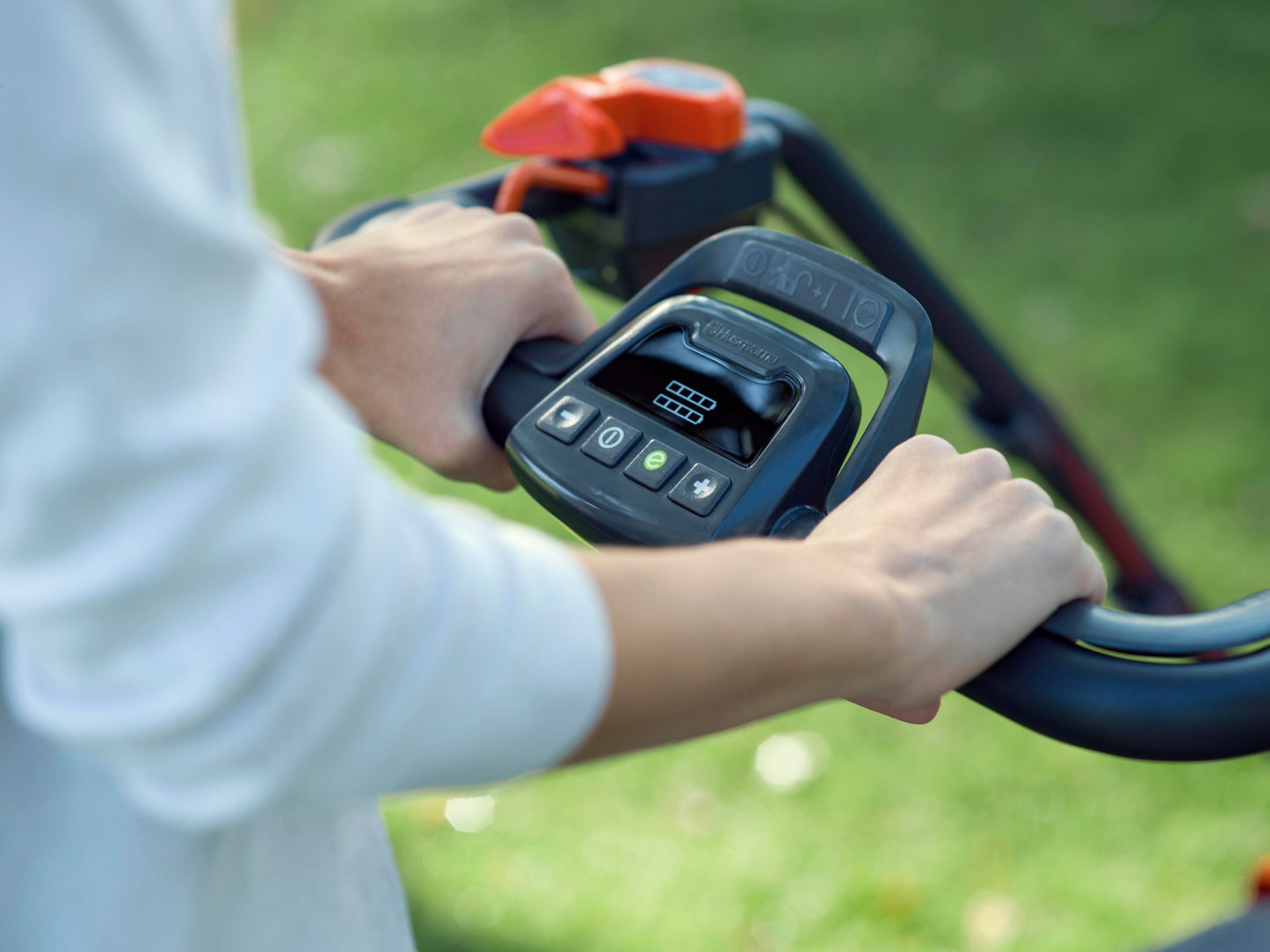 מכסחת הסעה עצמית נטענת    LC 353iVX