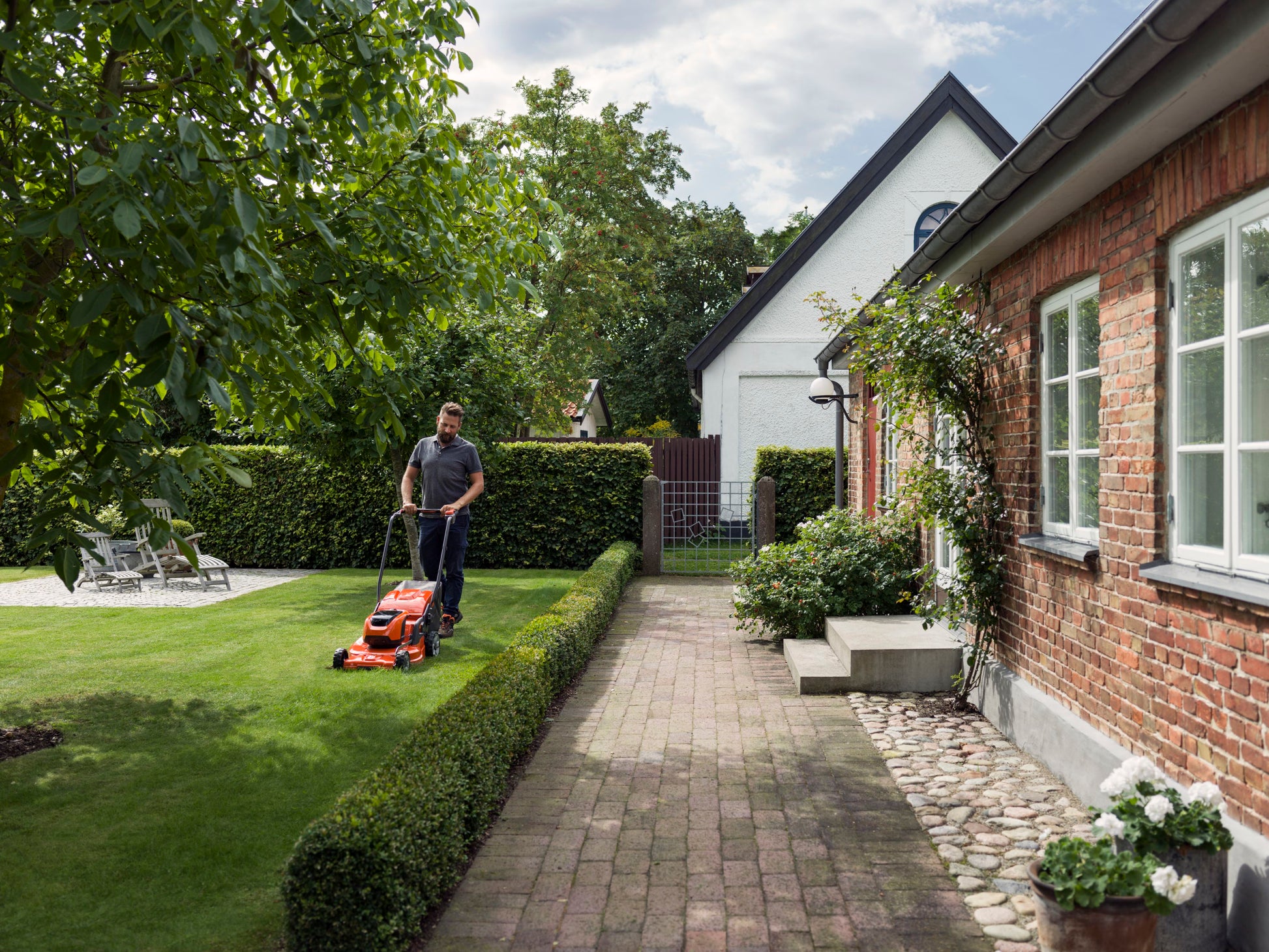 מכסחת נטענת נדחפת LC 141i